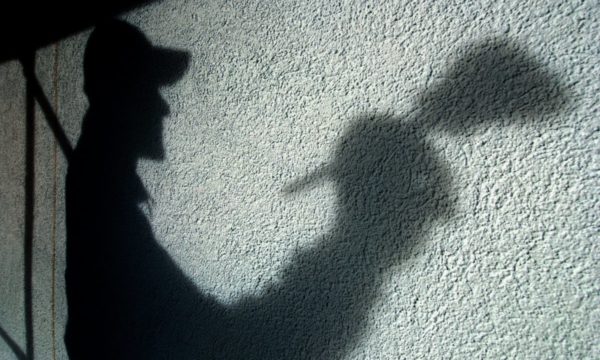 Ein Arbeiter ist als Schatten zu sehen. Ein Symbolbild für Schwarzarbeit