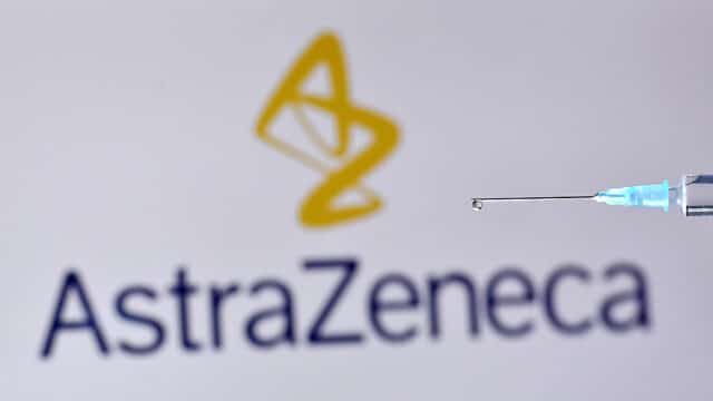 Logo von AstraZeneca - mit Impfnadel. Der Impfstoff von AstraZeneca wird nicht an Über-65-Jährige verimpft.